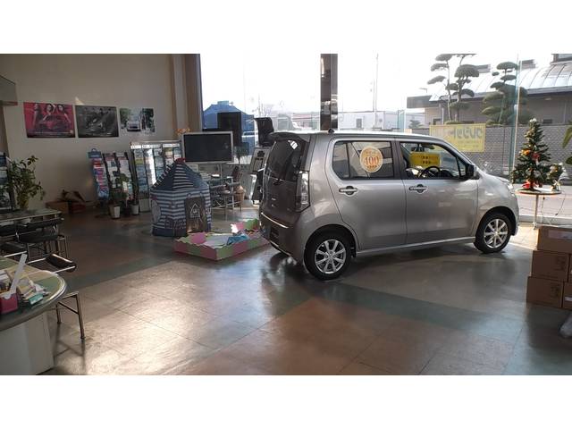 明るいガラス張りのショールーム♪