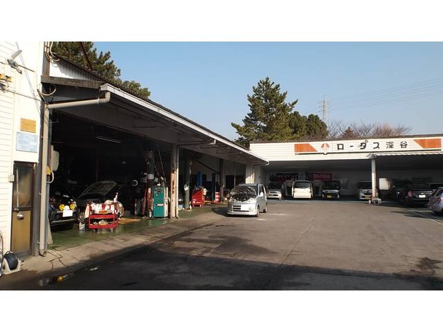 広い工場内では日夜、多くの整備を行っています。