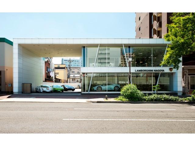 店舗外観及びショールームは、ランボルギーニ正規ディーラーのCIに基づいてデザインされています。