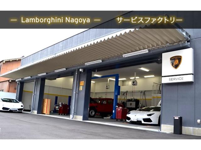 併設の工場には、ランボルギーニ専用テスターはもちろん、専用リフト、フラットリフト、検査ラインを完備。