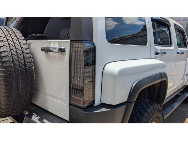 ハマーH3(成約車) テールランプ交換|グーネットピット ハマーH3(成約車) テールランプ交換|グーネットピット