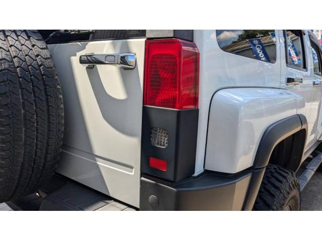 ハマーH3(成約車) テールランプ交換|グーネットピット ハマーH3(成約車) テールランプ交換|グーネットピット