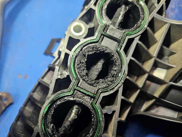 ボルボ　Ｖ６０　インテーク詰まりの為洗浄＆リキモリインテーククリーナー施工！！