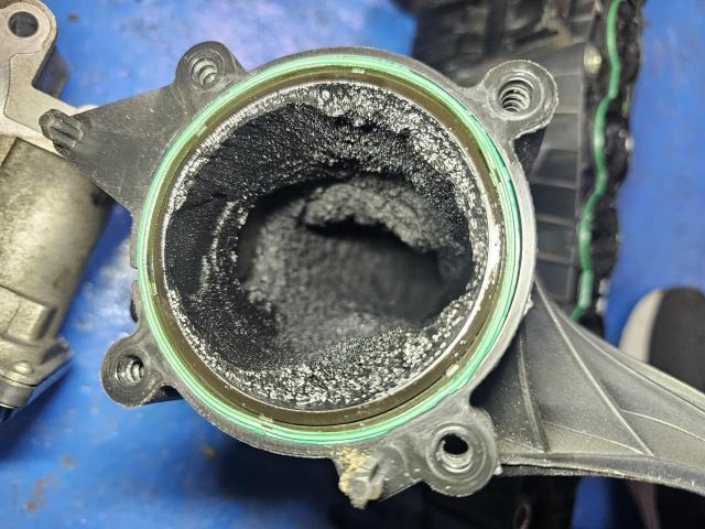 ボルボ　Ｖ６０　インテーク詰まりの為洗浄＆リキモリインテーククリーナー施工！！