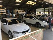 リフト７台の広々ＰＩＴ。２級整備士６人でお車に安心と安全の点検整備を致します。