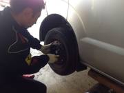ノーマル⇔スタッドレスの交換承ります。短時間で済みますのでお客様からもご好評頂いております。