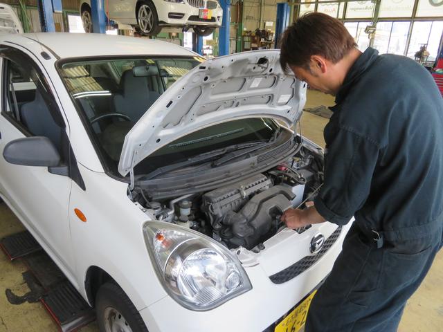 オイル点検です。車の中で常に働いている部分だからこそこまめなチェックが必要になります。