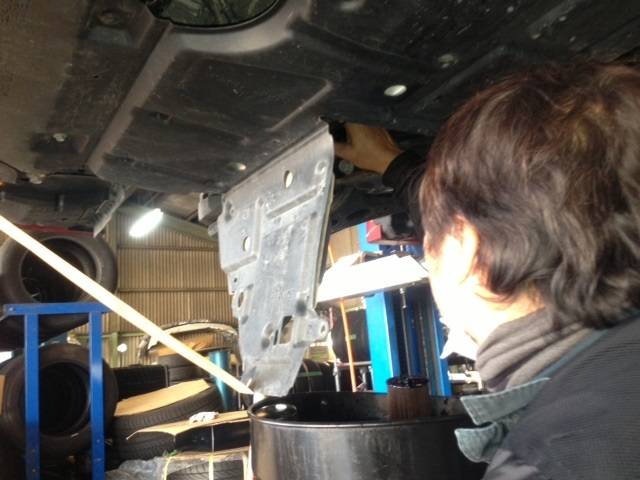 当店のオイル交換は上抜き、下抜き、共に扱っております！こだわりのあるお客様もご安心ください！