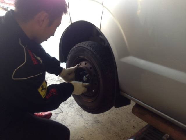 ノーマル⇔スタッドレスの交換承ります。短時間で済みますのでお客様からもご好評頂いております。