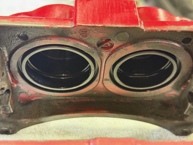 三菱　ランサーエボリューションⅦ　ブレーキ　ブレンボキャリパー　オーバーホール　シールキット交換　清掃　