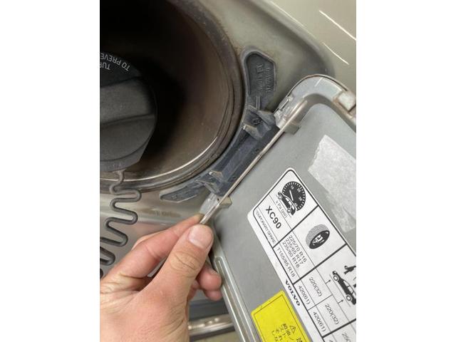 ボルボ XC90 給油口ヒンジ交換作業|グーネットピット ボルボ XC90 給油口ヒンジ交換作業|グーネットピット
