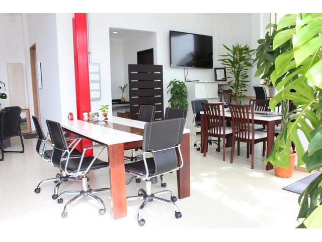 綺麗な商談ルームではごゆっくりおくつろぎください