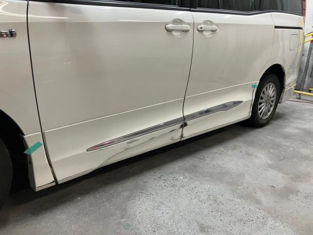 トヨタ　ノア　フロント・リアバンパー、リアゲート、左フロントドア・左スライドドアガーニッシュ修理