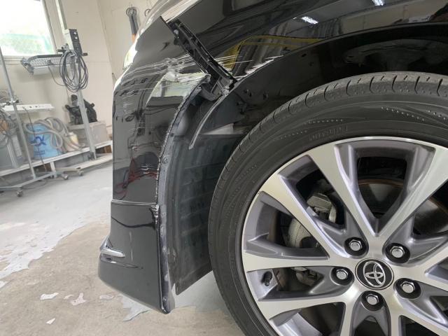 トヨタ　エスティマ　フロントバンパー、左フロントフェンダー、モデリスタキット修理