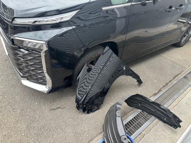 トヨタ　ノア　左フロントフェンダー修理