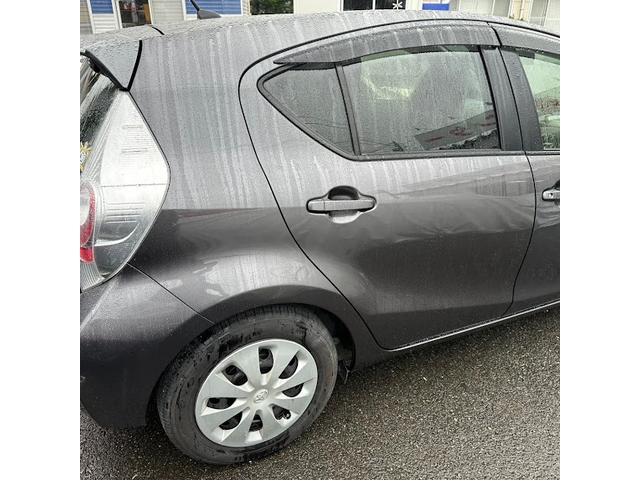 トヨタ　アクア　右リアドア、右リアクォーター修理