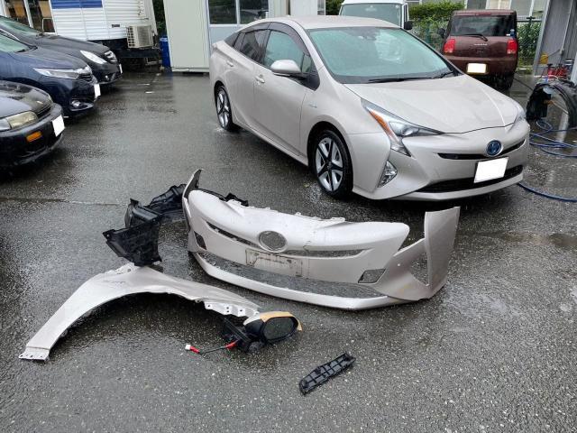 トヨタ　プリウス　フロントバンパー、右フロントフェンダー、右ミラー取替修理