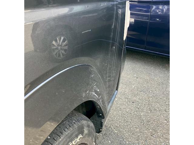 トヨタ　ハイエース　右フロントドア修理