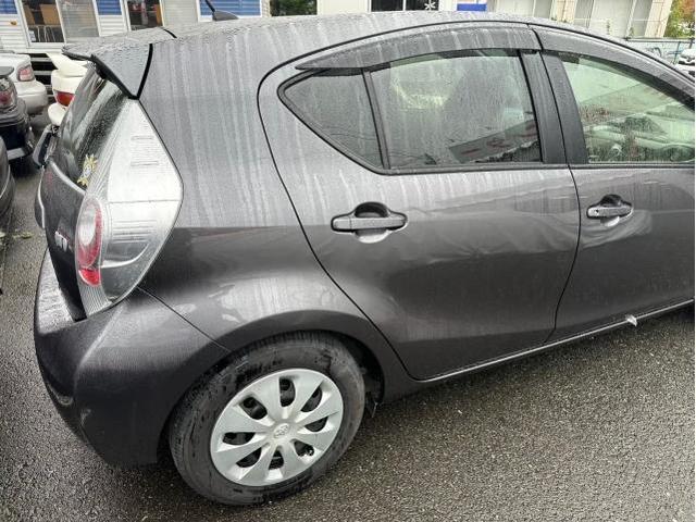 トヨタ　アクア　右リアドア、右リアクォーター修理