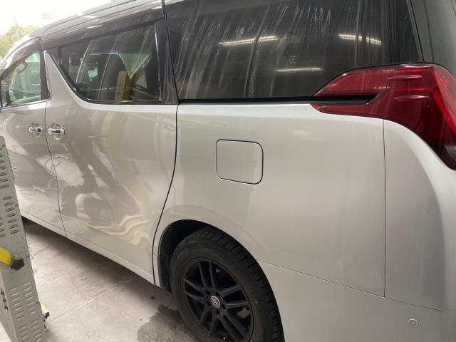 トヨタ　アルファード　右フロントバンパー、右リアゲート、左スライドドア修理