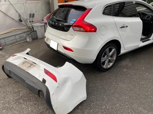 ボルボ　V40   リアバンパー交換