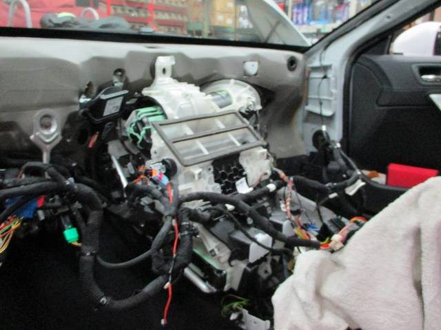 平成23年　型式T75F02　プジョーRCZ　エアコン修理　エバポレーター交換