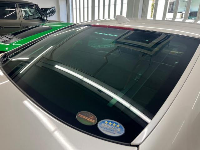 レクサスＬＳ６００ｈのリアガラスにスモークフィルムの貼り付けを致しました。東京都世田谷区のジェミーズ株式会社。渋谷区　目黒区　港区　品川区　神奈川県　横浜市　新規のお客様大歓迎。代車　レッカー