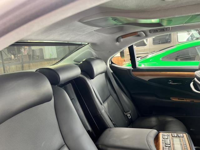 レクサスＬＳ６００ｈのリアガラスにスモークフィルムの貼り付けを致しました。東京都世田谷区のジェミーズ株式会社。渋谷区　目黒区　港区　品川区　神奈川県　横浜市　新規のお客様大歓迎。代車　レッカー