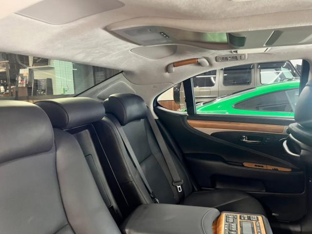 レクサスＬＳ６００ｈのリアガラスにスモークフィルムの貼り付けを致しました。東京都世田谷区のジェミーズ株式会社。渋谷区　目黒区　港区　品川区　神奈川県　横浜市　新規のお客様大歓迎。代車　レッカー