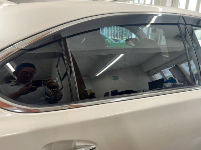 レクサスＬＳ６００ｈのリアガラスにスモークフィルムの貼り付けを致しました。東京都世田谷区のジェミーズ株式会社。渋谷区　目黒区　港区　品川区　神奈川県　横浜市　新規のお客様大歓迎。代車　レッカー