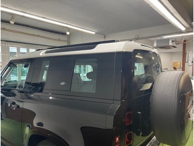 ランドローバー ディフェンダー９０のリアガラスにスモークフィルムの施工を致しました。東京都世田谷区のジェミーズ株式会社。渋谷区　目黒区　港区　品川区　神奈川県　横浜市　新規のお客様大歓迎。代車　レッカー