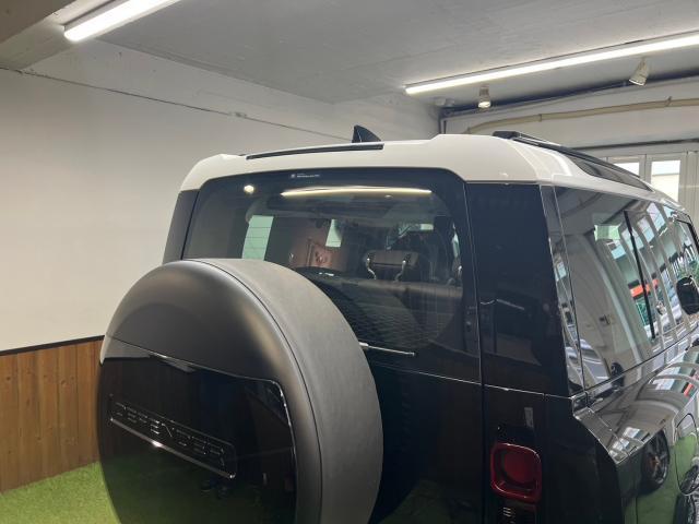 ランドローバー ディフェンダー９０のリアガラスにスモークフィルムの施工を致しました。東京都世田谷区のジェミーズ株式会社。渋谷区　目黒区　港区　品川区　神奈川県　横浜市　新規のお客様大歓迎。代車　レッカー