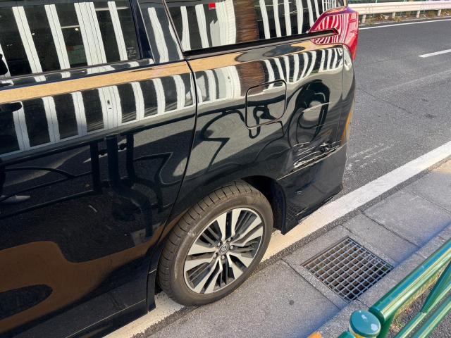 トヨタ アルファードの傷ついてしまったボディの鈑金修理を致しました。東京都世田谷区のジェミーズ株式会社。渋谷区　目黒区　港区　新規のお客様大歓迎。代車　レッカー