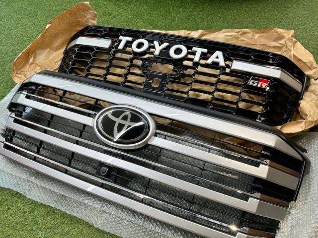 トヨタ ランドクルーザー300ZXのグリルをGRグリルに交換 トヨタ ランドクルーザー300ZXのグリルをGRグリルに交換