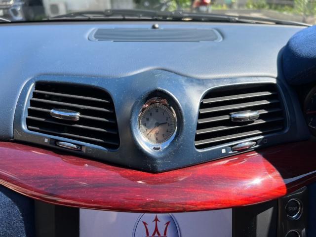 マセラティ グラントゥーリスモの内装スイッチ類のべたつき除去作業を致しました！！東京都世田谷区のジェミーズ株式会社。渋谷区　目黒区　港区　品川区　神奈川県　横浜市　川崎市　新規のお客様大歓迎。代車　レッカー