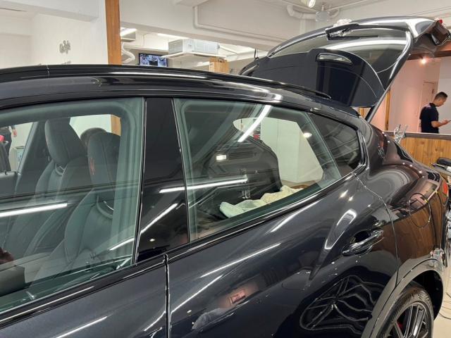 マセラティ レヴァンテのリア５面ガラスにスモークフィルムの施工を致しました！！（お問合せ番号SB8186）。東京都世田谷区のジェミーズ株式会社。渋谷区　目黒区　港区　品川区　神奈川県　横浜市　川崎市　新規のお客様大歓迎。代車　レッカー