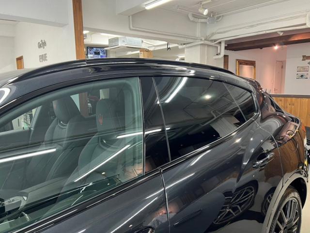 マセラティ レヴァンテのリア５面ガラスにスモークフィルムの施工を致しました！！（お問合せ番号SB8186）。東京都世田谷区のジェミーズ株式会社。渋谷区　目黒区　港区　品川区　神奈川県　横浜市　川崎市　新規のお客様大歓迎。代車　レッカー