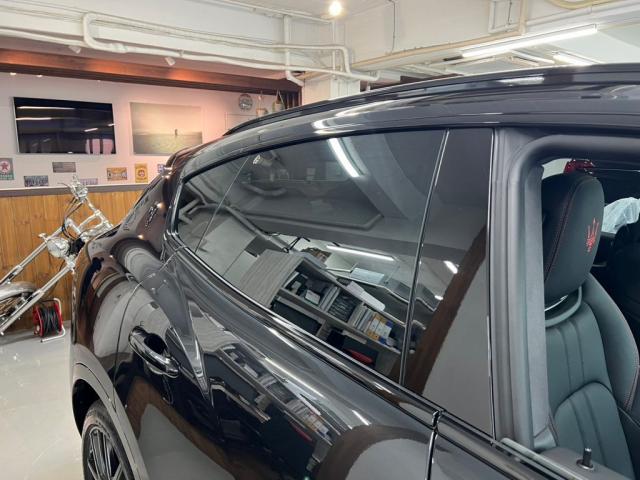 マセラティ レヴァンテのリア５面ガラスにスモークフィルムの施工を致しました！！（お問合せ番号SB8186）。東京都世田谷区のジェミーズ株式会社。渋谷区　目黒区　港区　品川区　神奈川県　横浜市　川崎市　新規のお客様大歓迎。代車　レッカー