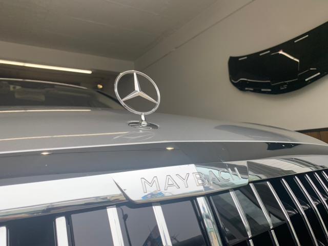 メルセデスマイバッハＳ６００プルマンの前後エンブレムを交換カスタム致しました！！お問合せ番号SB8202東京都世田谷区のジェミーズ株式会社。渋谷区　目黒区　港区　品川区　神奈川県　横浜市　川崎市　新規のお客様大歓迎。代車　レッカー