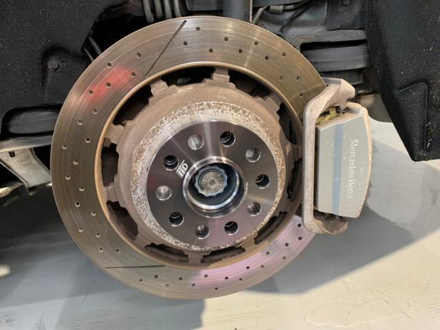 メルセデスマイバッハＳ６５０にＩＩＤ製スペーサー取り付け、ピラーエンブレムの交換を致しました。東京都世田谷区のジェミーズ株式会社。渋谷区　目黒区　新規のお客様大歓迎。代車　レッカー