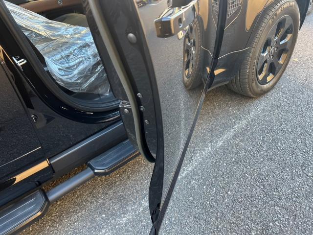 レンジローバー ランドローバー ディフェンダーの傷ついてしまったボディを鈑金修理しました。東京都世田谷区のジェミーズ株式会社。渋谷区　目黒区　港区　品川区　神奈川県　新規のお客様大歓迎。代車　レッカー