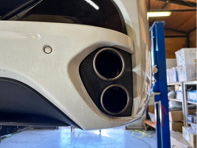 フェラーリ カリフォルニアのマフラーをパワークラフトマフラーから純正マフラーに交換させて頂きました。東京都世田谷区のジェミーズ株式会社。渋谷区　目黒区　港区　品川区　神奈川県　新規のお客様大歓迎。代車　レッカー