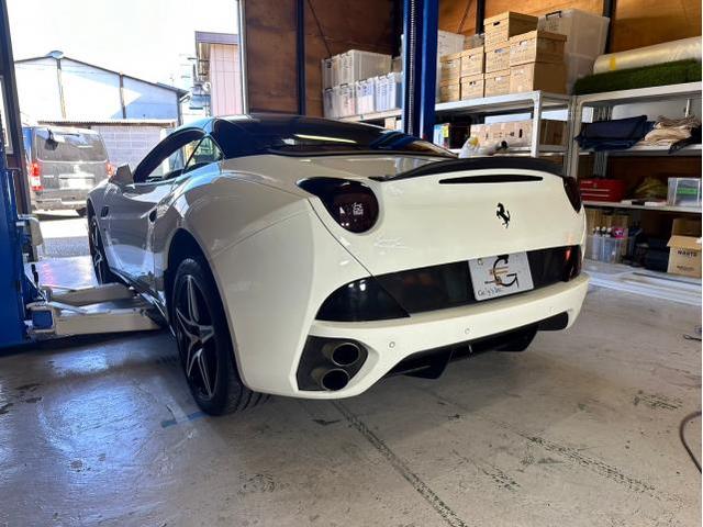 フェラーリ カリフォルニアのマフラーをパワークラフトマフラーから純正マフラーに交換させて頂きました。東京都世田谷区のジェミーズ株式会社。渋谷区　目黒区　港区　品川区　神奈川県　新規のお客様大歓迎。代車　レッカー