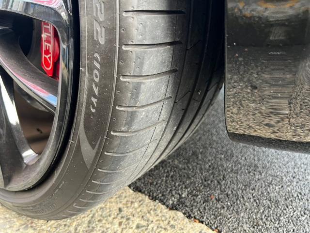 ベントレー コンチネンタルＧＴコンバーチブルのパンクしてしまったリアタイヤを交換致しました！！東京都世田谷区のジェミーズ株式会社　渋谷区　目黒区　港区　品川区　神奈川県　横浜市　川崎市　新規のお客様大歓迎　代車　レッカー