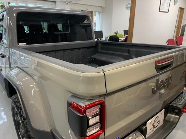 ジープ グラディエーターの荷台にトノカバーの取付けカスタムを致しました！！東京都世田谷区のジェミーズ株式会社　渋谷区　目黒区　港区　品川区　神奈川　横浜市　川崎市　新規のお客様大歓迎　代車　レッカー