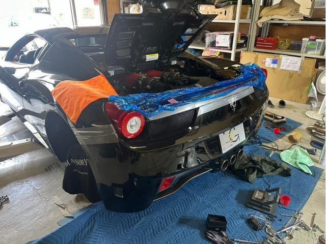 フェラーリ 458SPの社外マフラーを純正マフラーに交換致し フェラーリ 458SPの社外マフラーを純正マフラーに交換致し