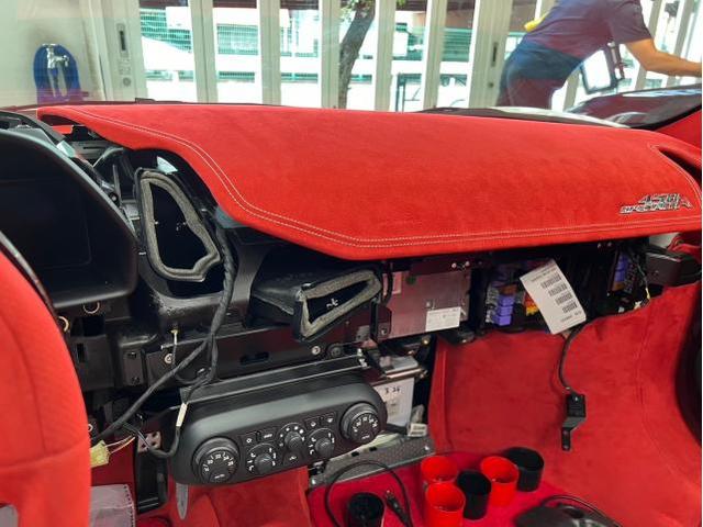 フェラーリ ４５８スペチアーレの内装インテリアのべたつき除去をしました。東京都世田谷区のジェミーズ株式会社　渋谷区　目黒区　港区　品川区　神奈川　横浜市　川崎市　新規のお客様大歓迎　代車　レッカー