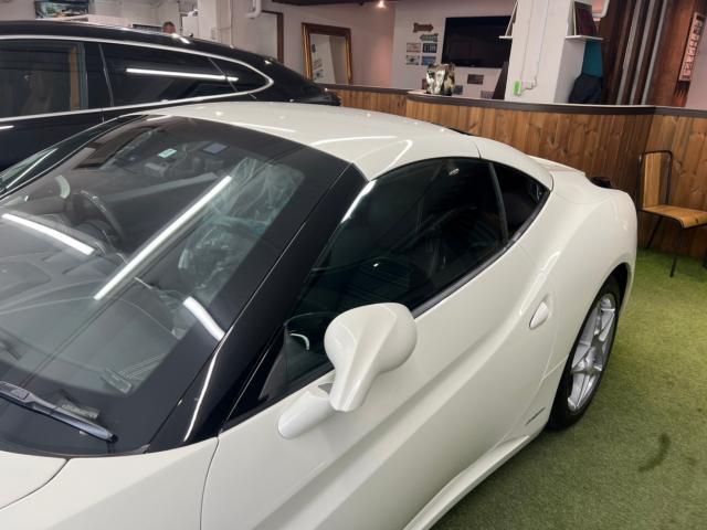 フェラーリ カリフォルニアのリアガラスにスモークフィルムの施工を致しました！！東京都世田谷区のジェミーズ株式会社　渋谷区　目黒区　港区　品川区　神奈川　新規のお客様大歓迎　代車　レッカー