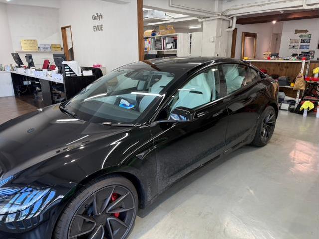 テスラ モデル３にスモークフィルムの貼付カスタムを致しました。お問合せ番号ＳＢ：９５４８東京都世田谷区のジェミーズ株式会社　渋谷区　目黒区　港区　品川区　神奈川　横浜市　川崎市　新規のお客様大歓迎　代車　レッカー