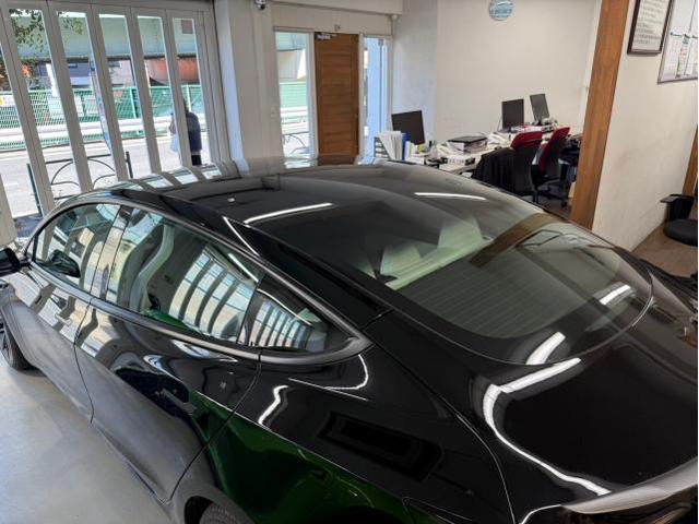 テスラ モデル３にスモークフィルムの貼付カスタムを致しました。お問合せ番号ＳＢ：９５４８東京都世田谷区のジェミーズ株式会社　渋谷区　目黒区　港区　品川区　神奈川　横浜市　川崎市　新規のお客様大歓迎　代車　レッカー